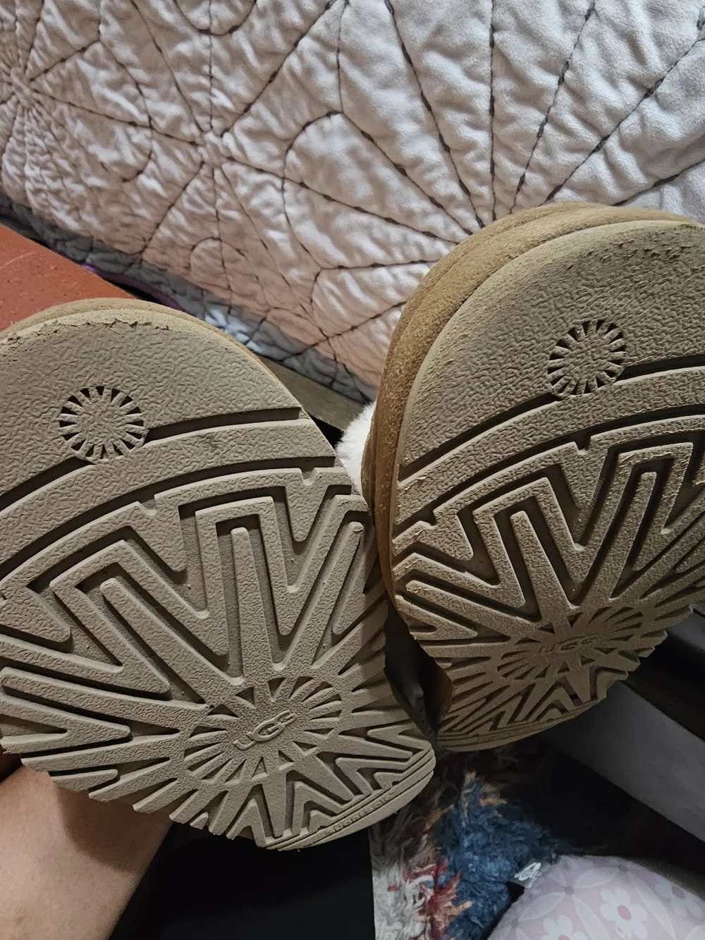 UGG Tazzlita platform slippers in chestnut suede feature a plush Size 4 Youth